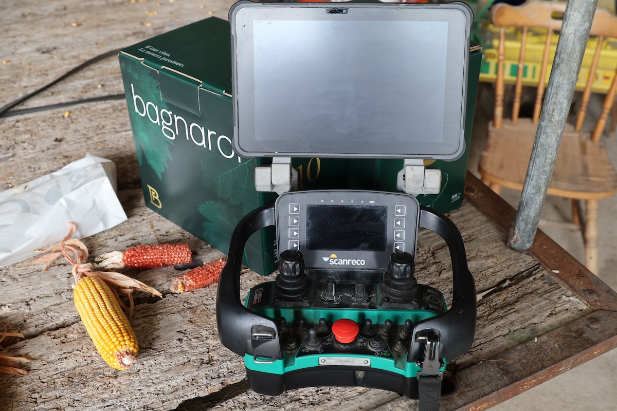 Il radiocomando del robot Atomatika, completo di tablet per la programmazione e visualizzazione delle operazioni